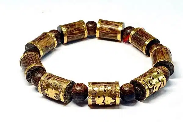 tai-sao-nen-deo-vong-tram-huong-boc-vang