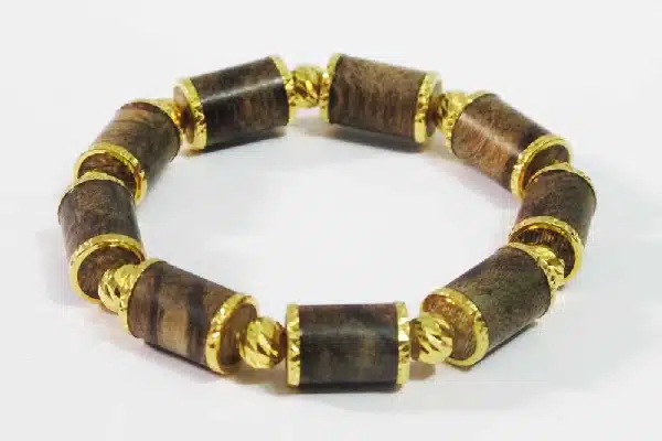 tai-sao-nen-deo-vong-tram-huong-boc-vang