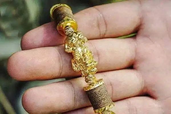 tai-sao-nen-deo-vong-tram-huong-boc-vang