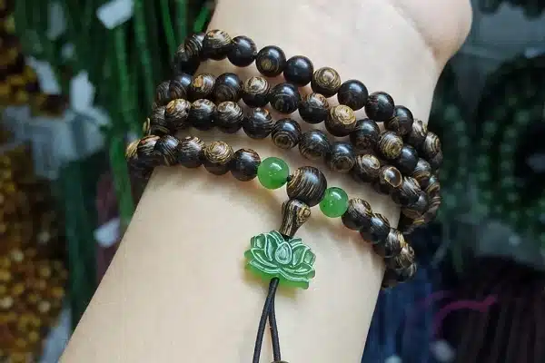 2 mẫu vòng tay trầm hương nữ nhất định phải sở hữu và cách vệ sinh 1 vong-tay-tram-huong-nu