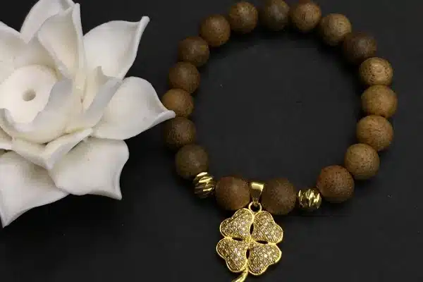 2 mẫu vòng tay trầm hương nữ nhất định phải sở hữu và cách vệ sinh 2 vong-tay-tram-huong-nu