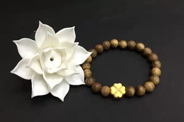 2 mẫu vòng tay trầm hương nữ nhất định phải sở hữu và cách vệ sinh 4 vong-tay-tram-huong-nu