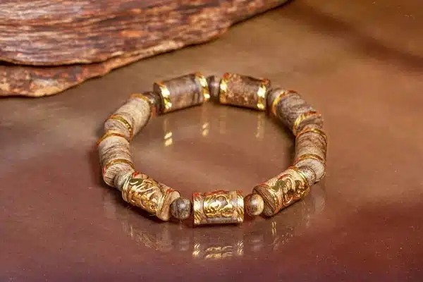 tai-sao-nen-deo-vong-tram-huong-boc-vang